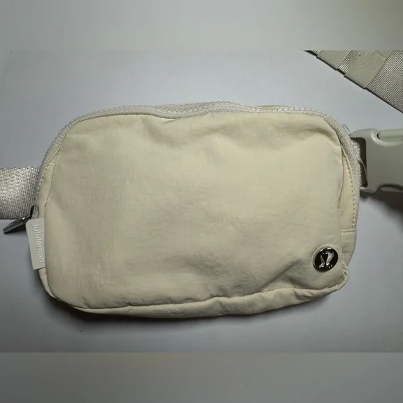 NWOT lululemon Everywhere Belt Bag White Opal 1L Unisex - Picture 2 of 8